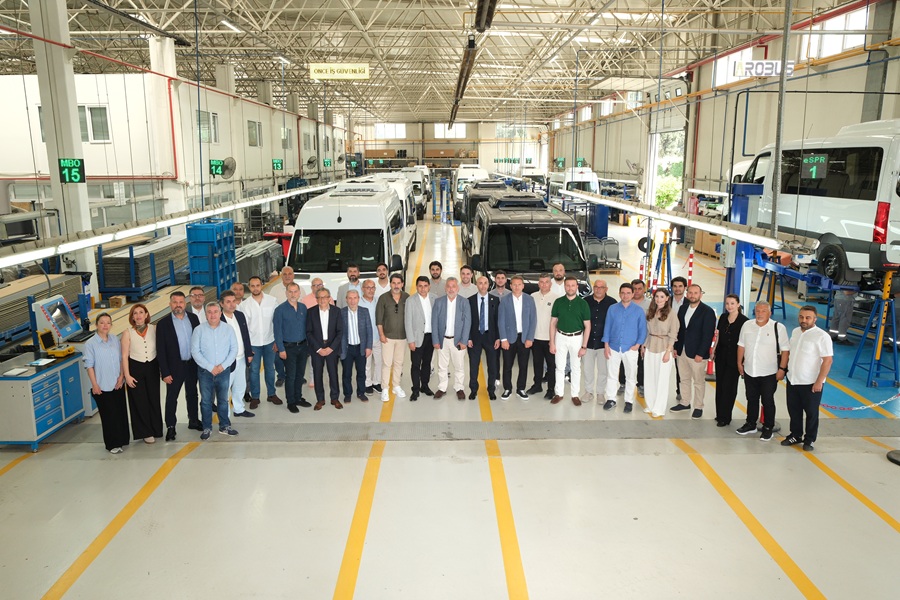 Mercedes-Benz Hafif Ticari Araçlar, İSTAB üyeleri ile Mercedes-Benz’in onaylı minibüs imalatçısı olan Arobus’a ziyaret gerçekleştirdi